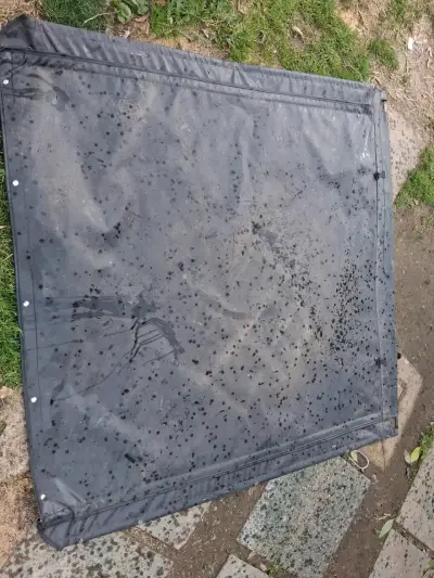 Lona impermeable negra para camionetas - miniatura 1