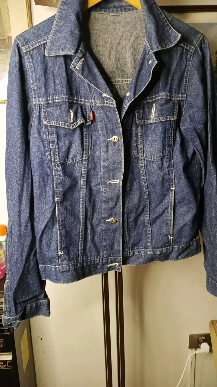 Chaqueta de mezclilla con diseño de calavera