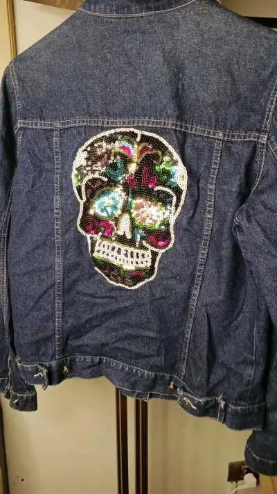 Chaqueta de mezclilla con diseño de calavera - miniatura 2