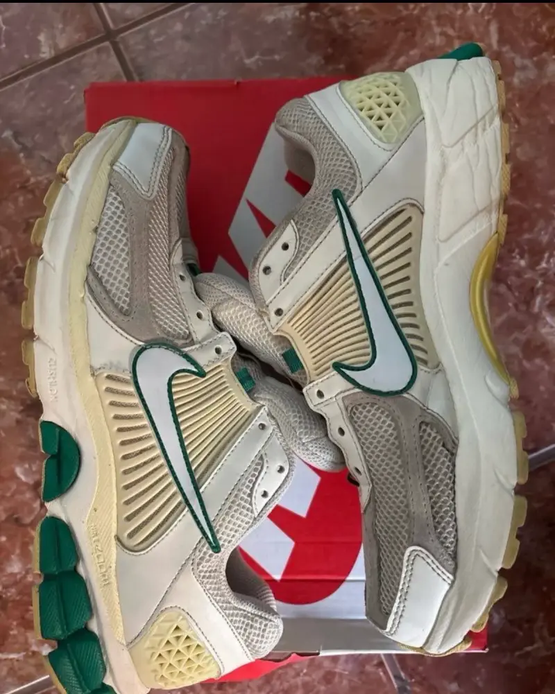 Zapatillas deportivas Nike beige y verde - 1