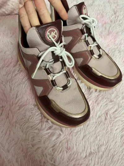 Zapatillas Michael Kors rosadas y burdeo - miniatura 1