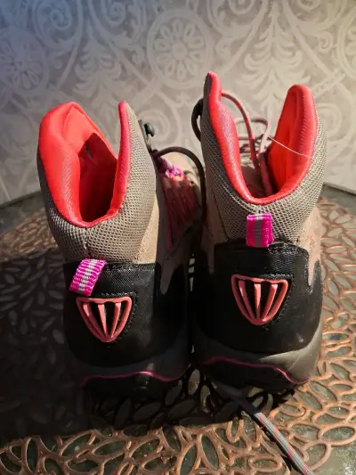 Botas de senderismo para mujer con diseño resiste - miniatura 3