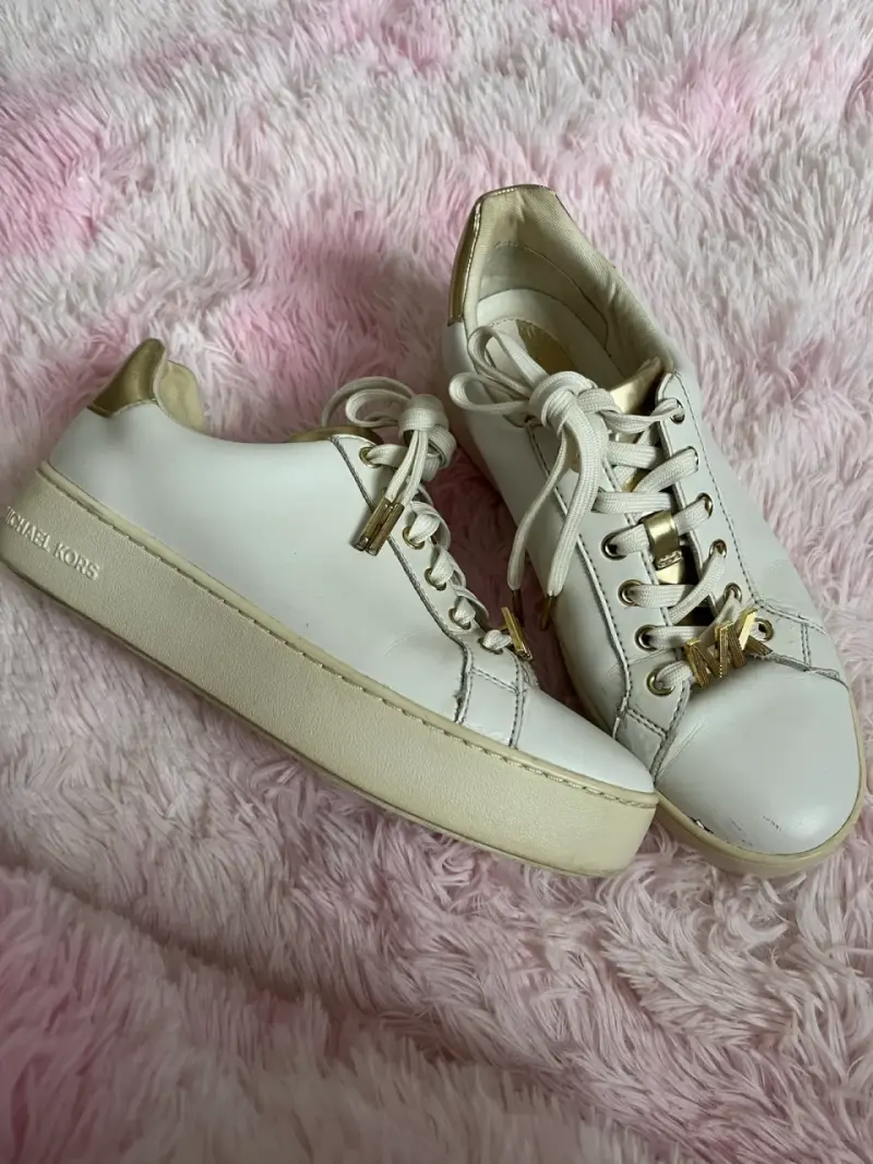 Zapatillas blancas Michael Kors con detalles dorados - 1