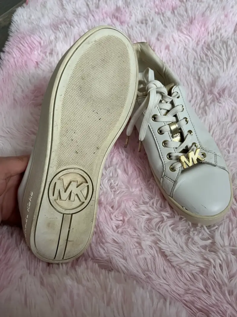 Zapatillas blancas Michael Kors con detalles dorados - 2