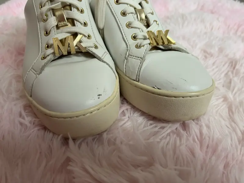 Zapatillas blancas Michael Kors con detalles dorados - 3