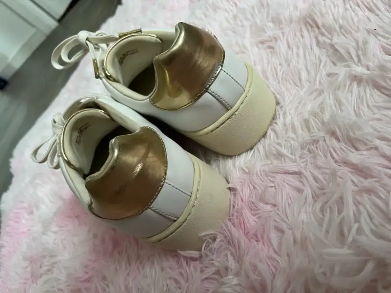Zapatillas blancas Michael Kors con detalles dorados - 4