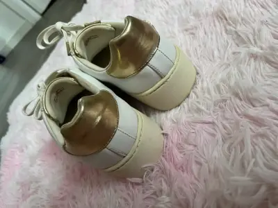 Zapatillas blancas Michael Kors con detalles dorados - miniatura 4