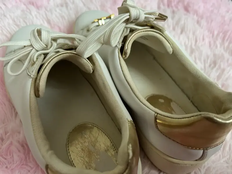 Zapatillas blancas Michael Kors con detalles dorados - 5