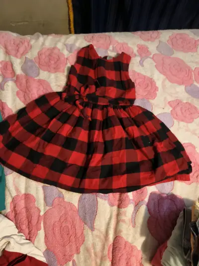 Vestido de niña a cuadros rojo y negro - miniatura 1