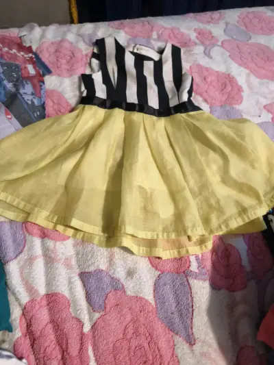 Vestido de niña a cuadros rojo y negro - miniatura 2