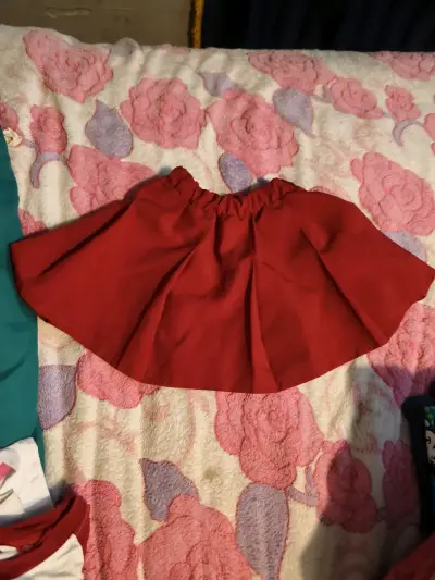 Vestido de niña a cuadros rojo y negro - miniatura 5