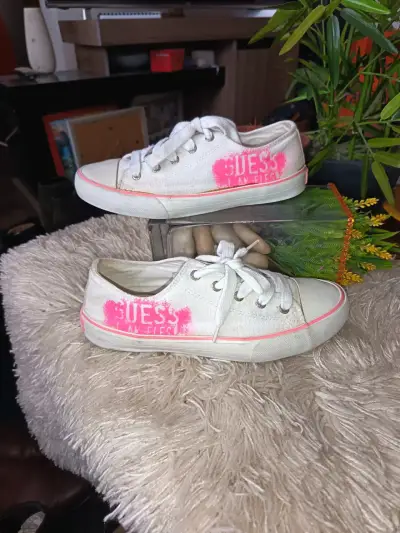 Zapatillas blancas Guess para mujer con detalles rosados - miniatura 1
