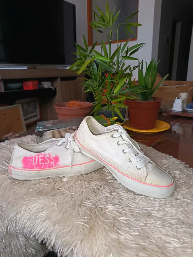 Zapatillas blancas Guess para mujer con detalles rosados - 2