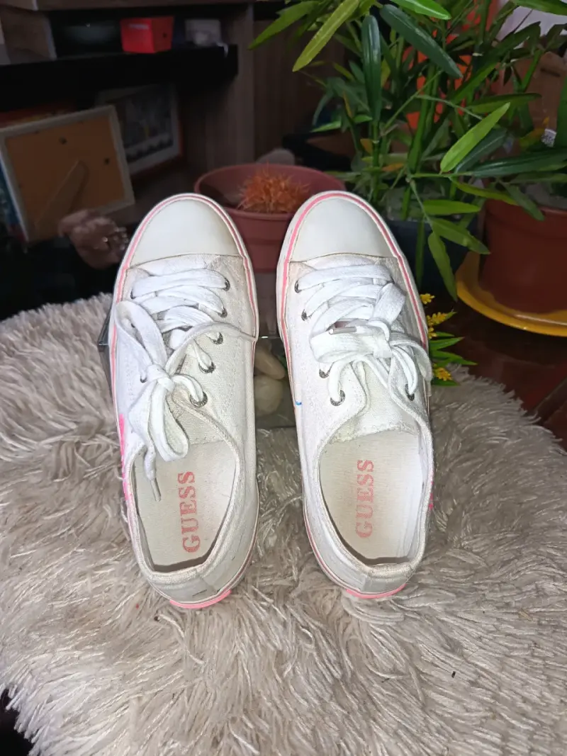 Zapatillas blancas Guess para mujer con detalles rosados - 3