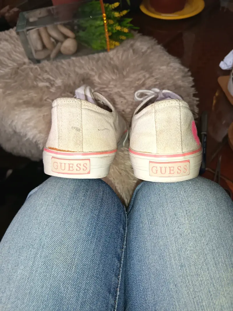 Zapatillas blancas Guess para mujer con detalles rosados - 4
