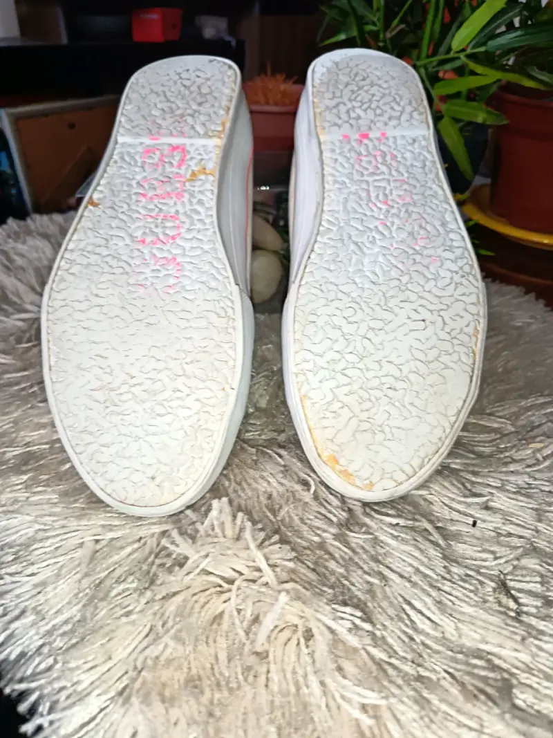 Zapatillas blancas Guess para mujer con detalles rosados - 5