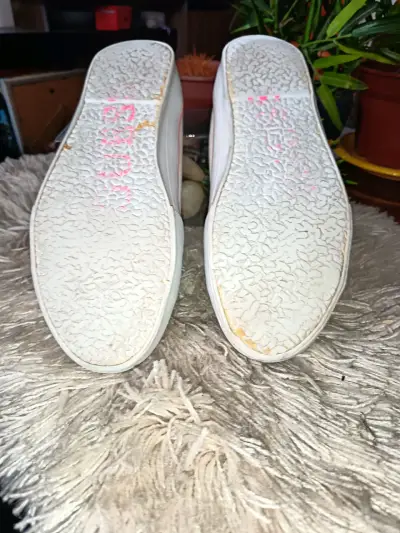 Zapatillas blancas Guess para mujer con detalles rosados - miniatura 5