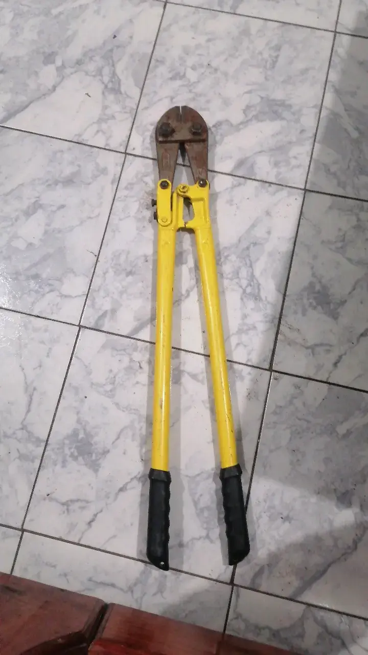 Cizalla corta pernos amarilla de acero - 1