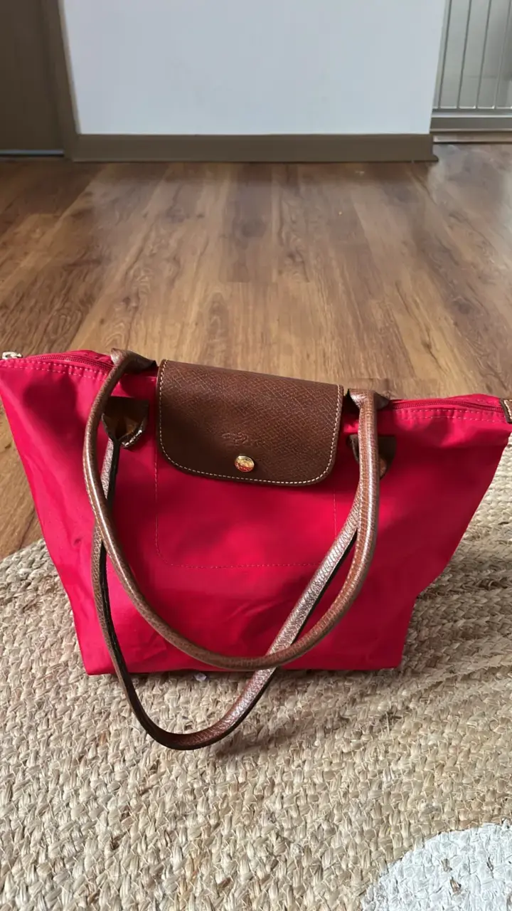 Bolso de mano rojo con detalles en cuero - 1
