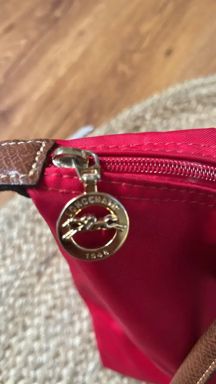 Bolso de mano rojo con detalles en cuero - 2