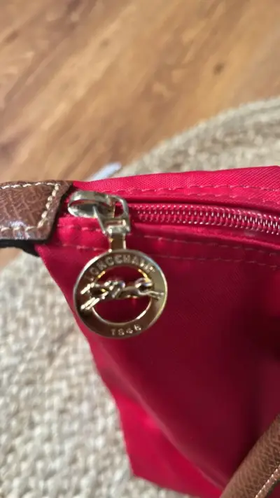 Bolso de mano rojo con detalles en cuero - miniatura 2