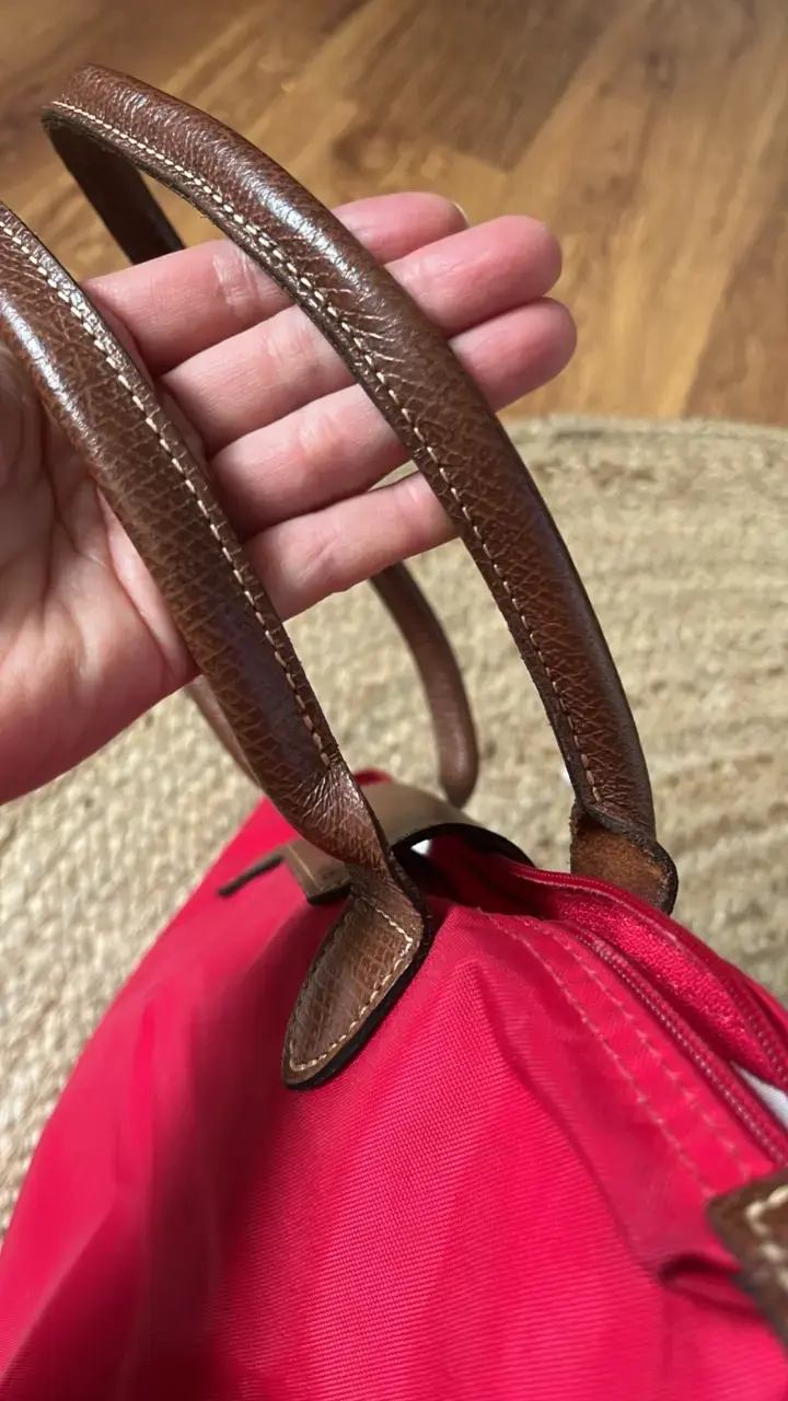 Bolso de mano rojo con detalles en cuero - 6