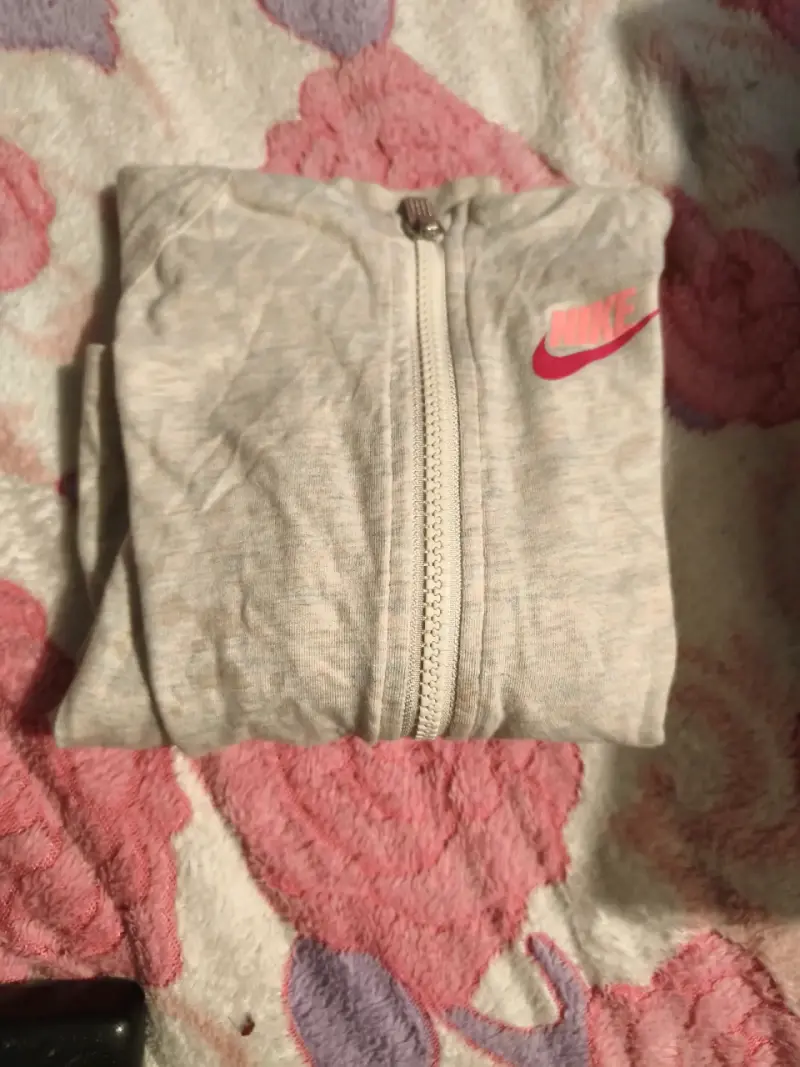 Polerón gris con logo Nike para niña - 1