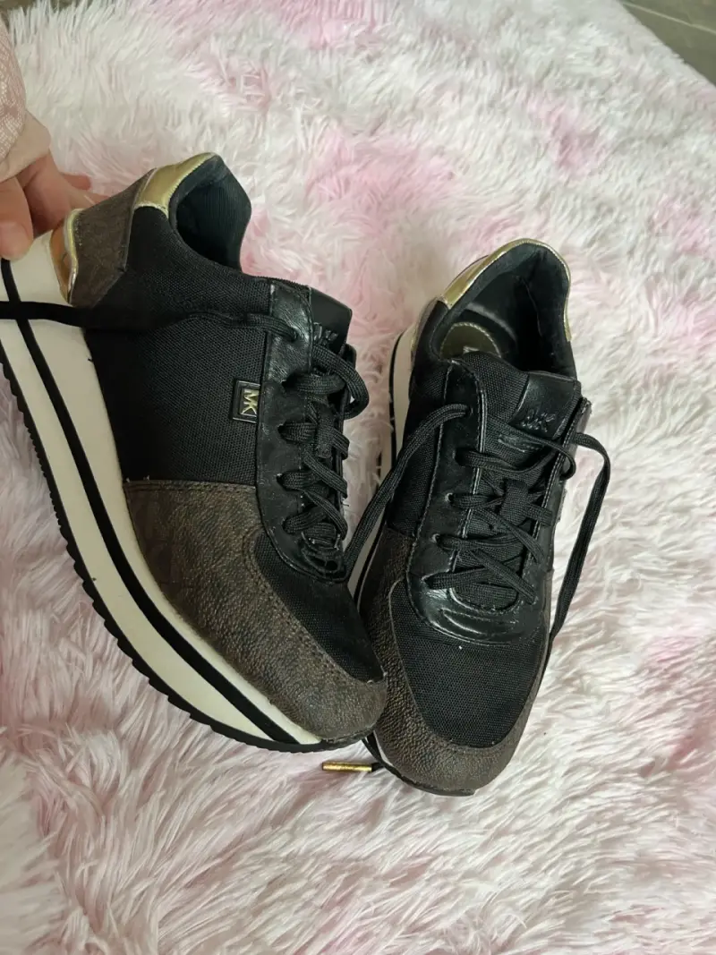 Zapatillas negras con detalles dorados M - 1