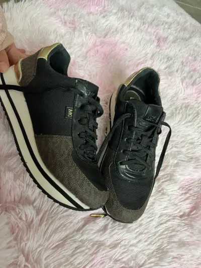 Zapatillas negras con detalles dorados M - miniatura 1