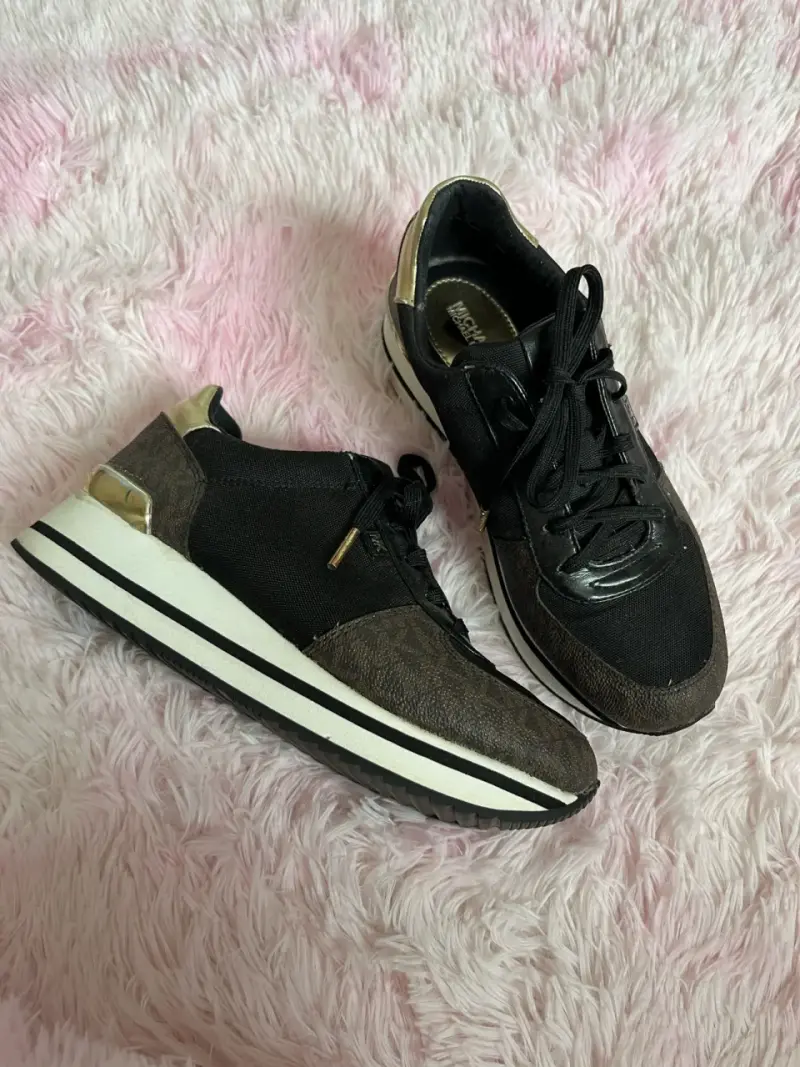 Zapatillas negras con detalles dorados M - 2