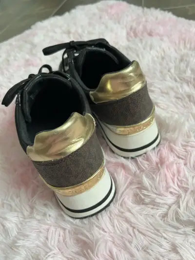 Zapatillas negras con detalles dorados M - miniatura 3