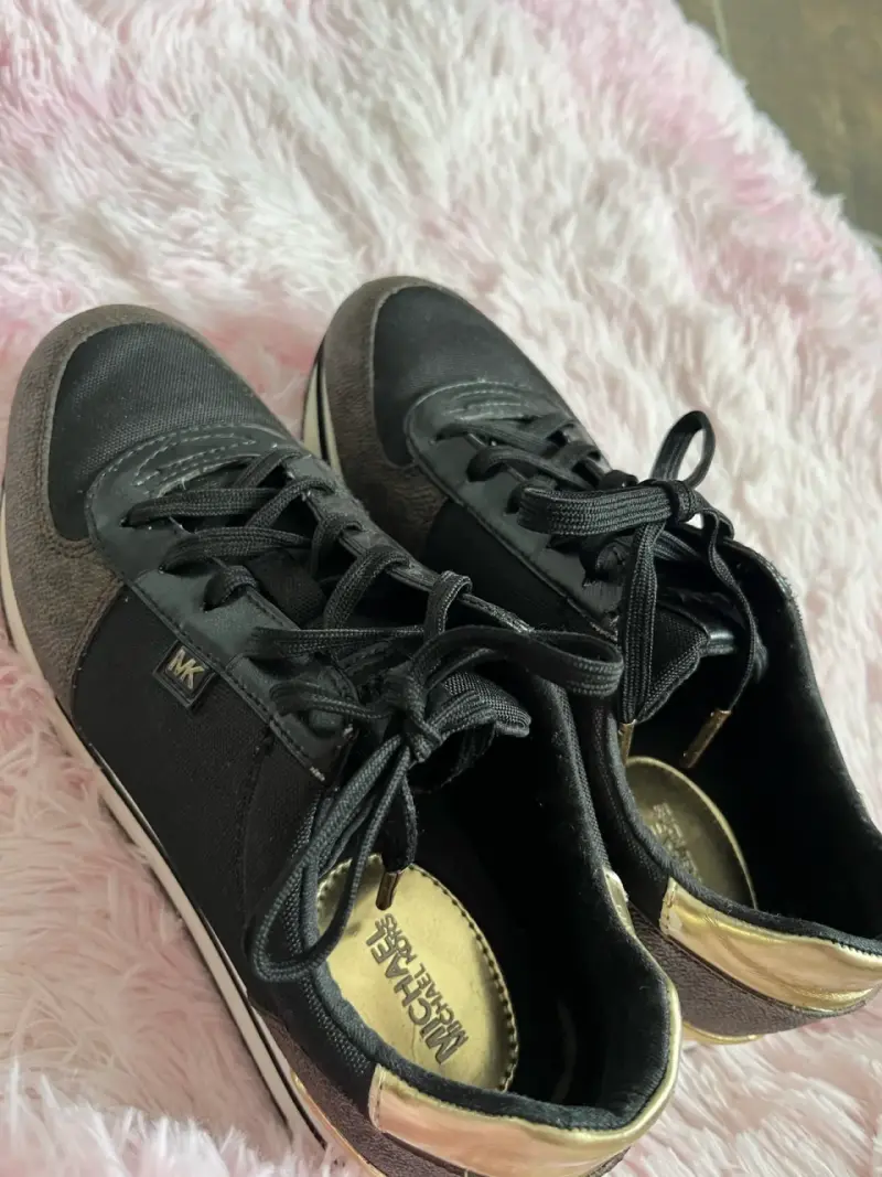 Zapatillas negras con detalles dorados M - 4