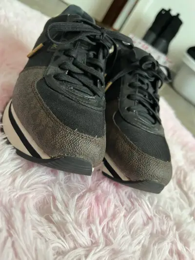 Zapatillas negras con detalles dorados M - miniatura 5