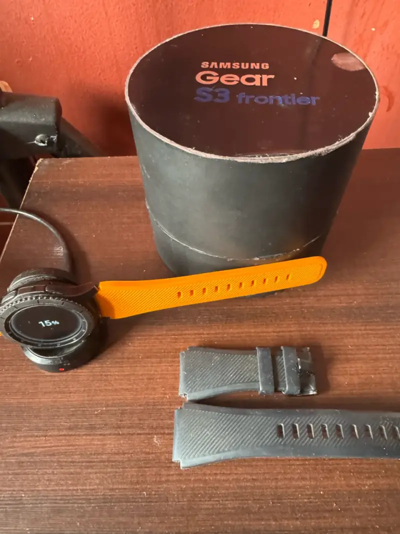 Smartwatch Samsung Gear S3 Frontier con correa adicional - 1
