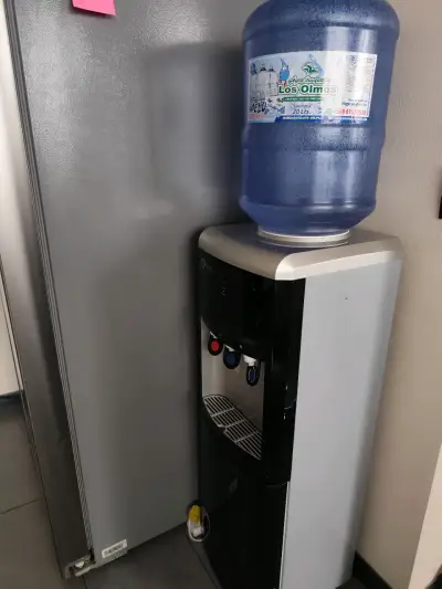 Dispensador de Agua Fría y Caliente - miniatura 1