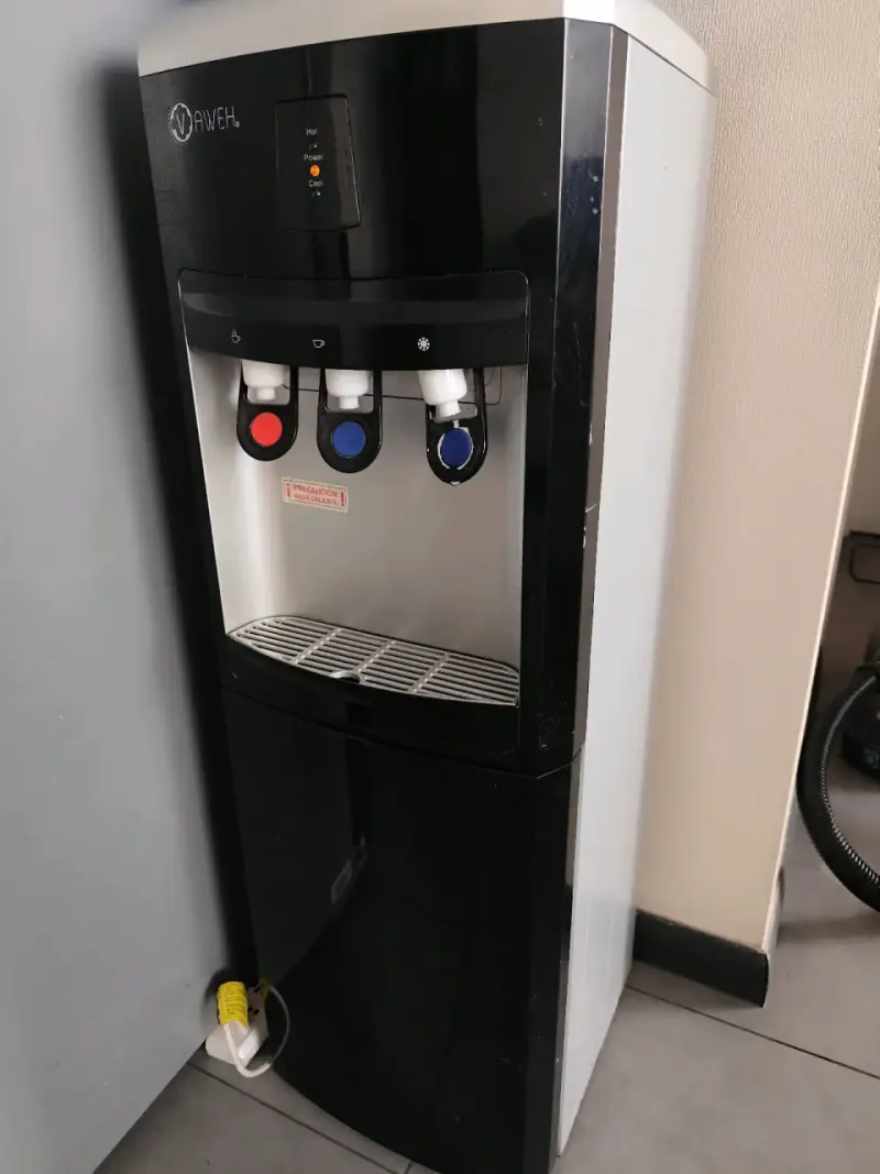 Dispensador de Agua Fría y Caliente - 2