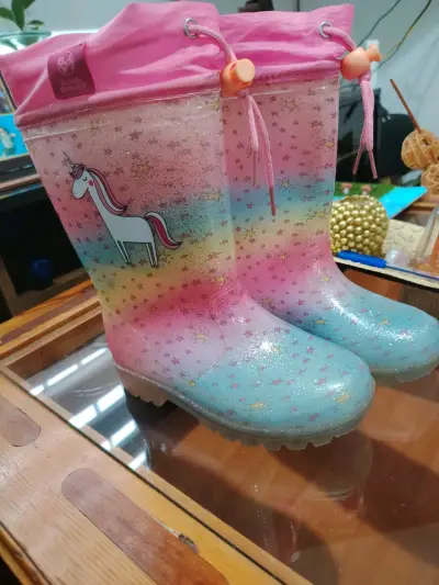 Botas de lluvia infantiles con unicornio y estrellas - miniatura 1
