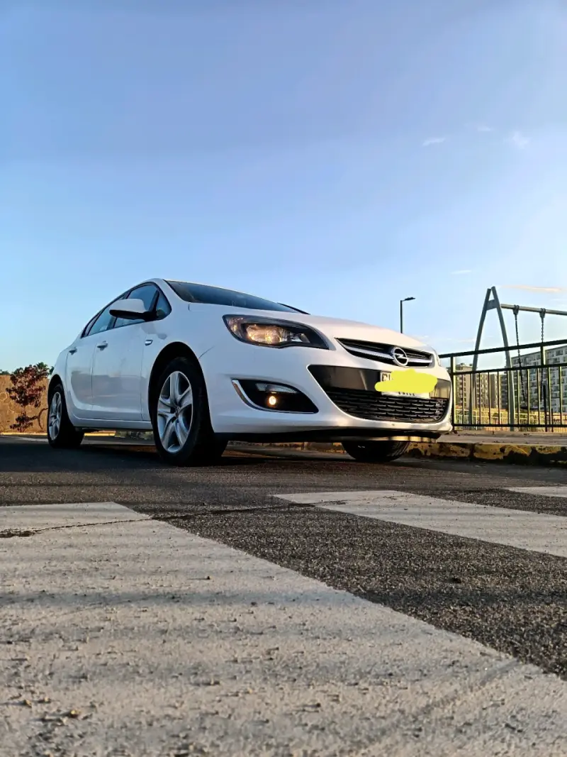 Auto Opel Astra 2015 Blanco en Buen Estado - 1