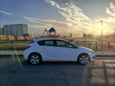 Auto Opel Astra 2015 Blanco en Buen Estado - miniatura 2