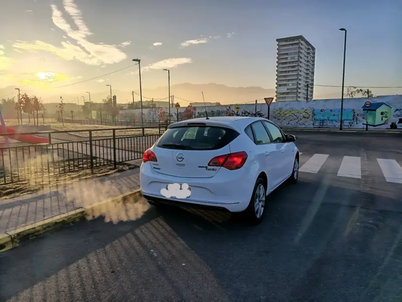 Auto Opel Astra 2015 Blanco en Buen Estado - 3
