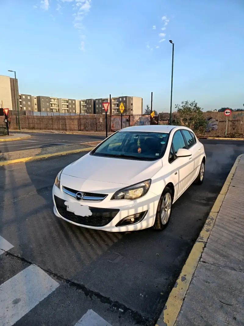 Auto Opel Astra 2015 Blanco en Buen Estado - 4