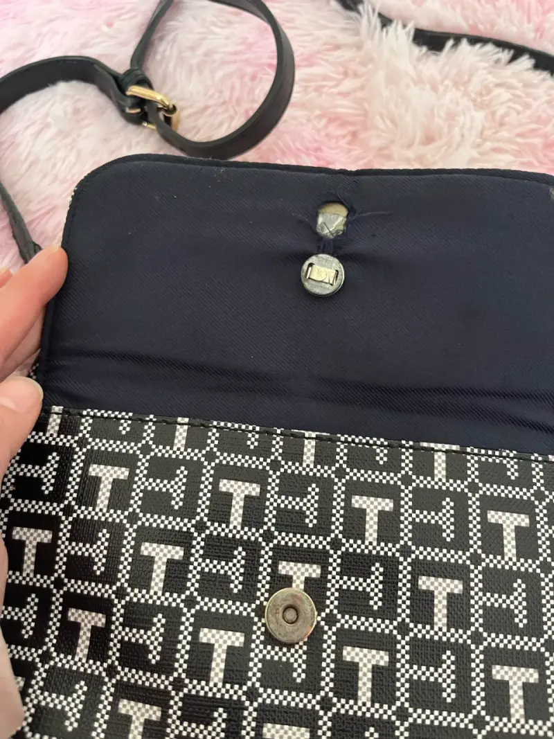 Cartera cruzada Tommy Hilfiger negra y blanca - 2