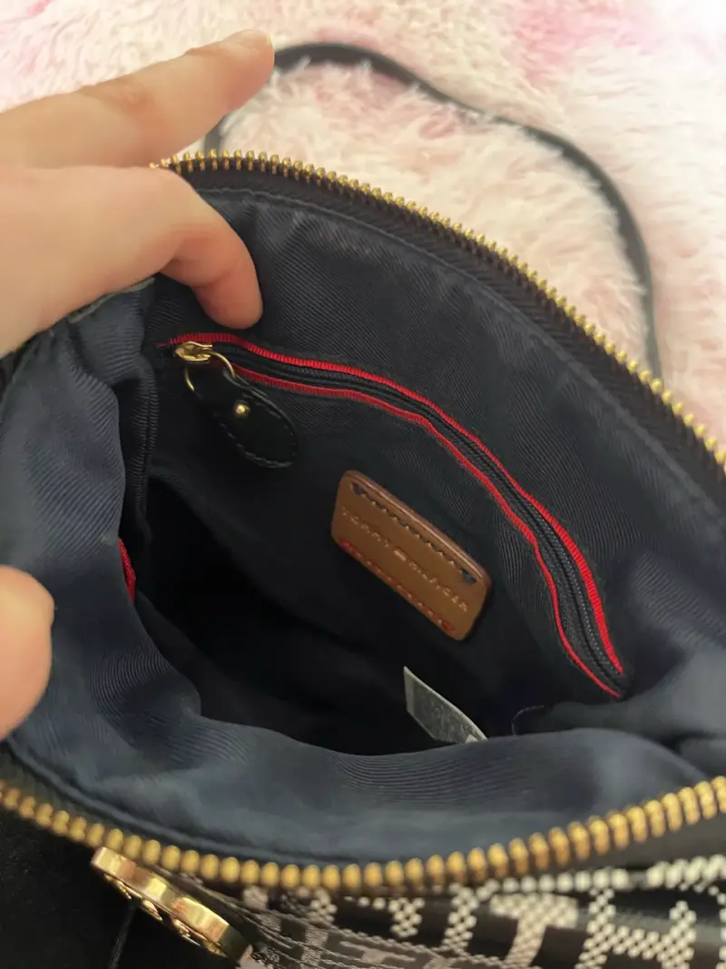 Cartera cruzada Tommy Hilfiger negra y blanca - 3