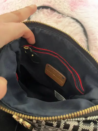 Cartera cruzada Tommy Hilfiger negra y blanca - miniatura 3