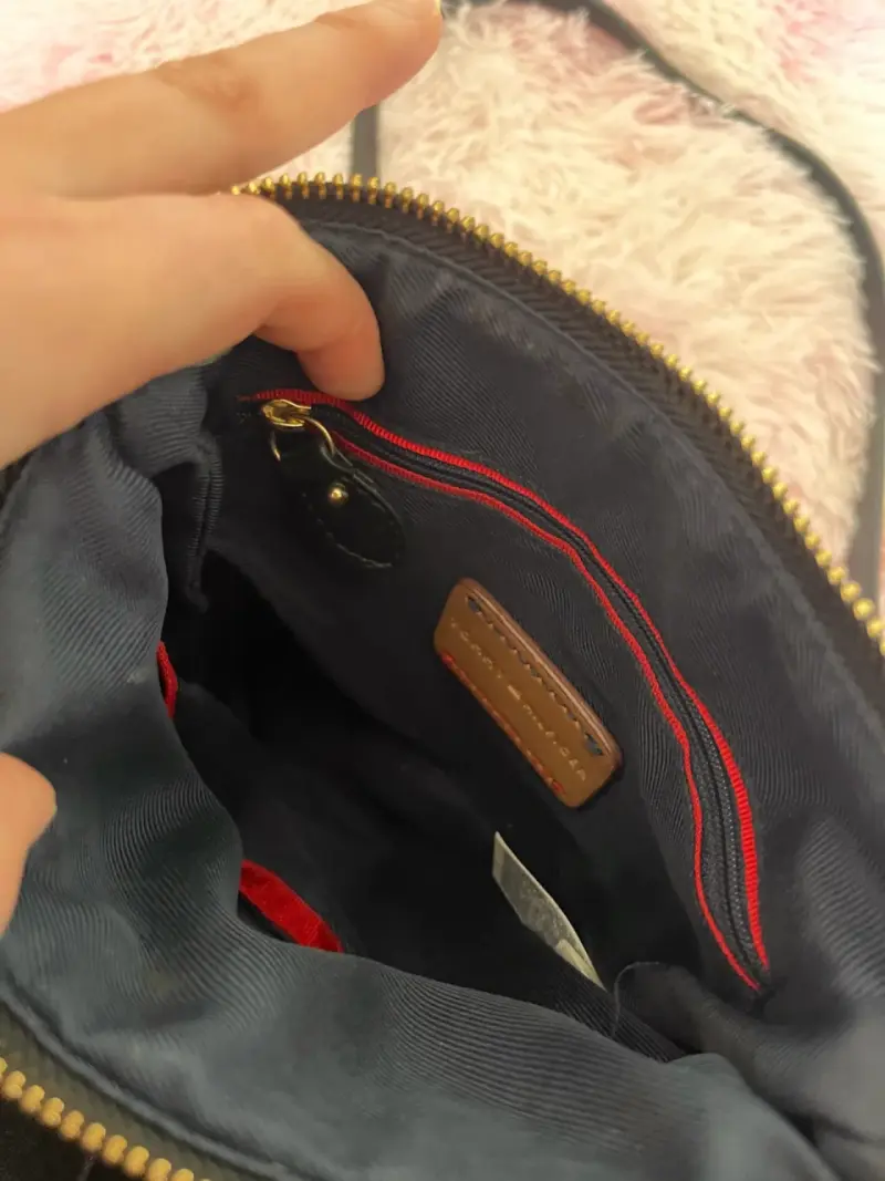 Cartera cruzada Tommy Hilfiger negra y blanca - 4
