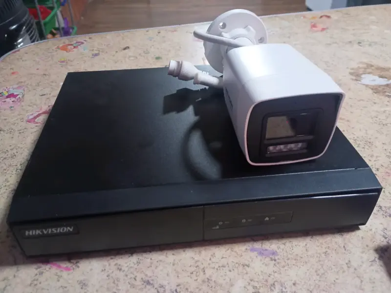 Sistema de Videovigilancia Hikvision con Cámara y Grabador - 1