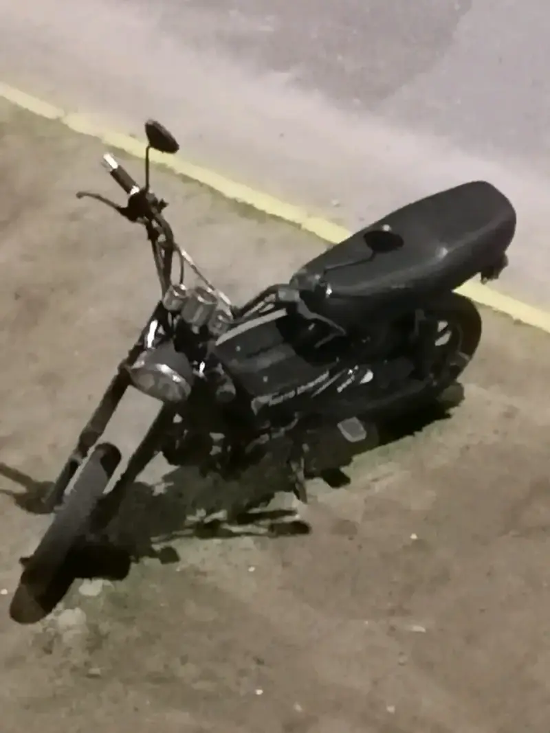 Motocicleta negra en buen estado