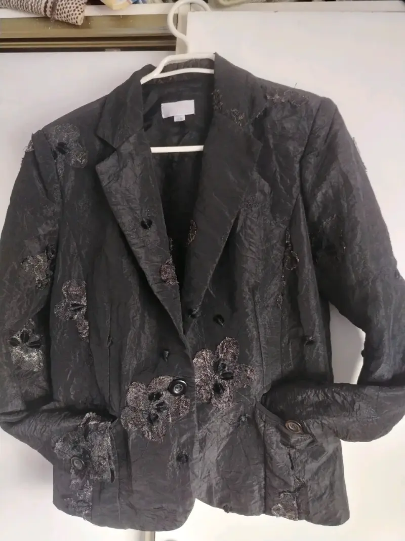 Blazer negro con detalles florales Celia - 1