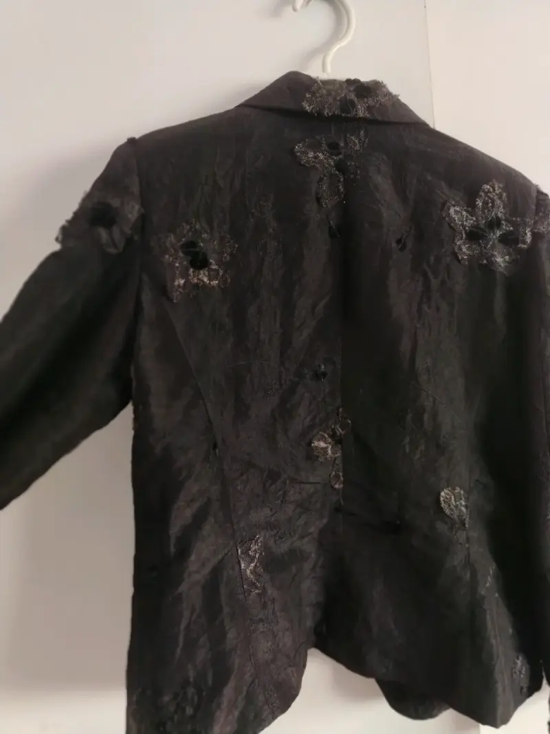 Blazer negro con detalles florales Celia - 4