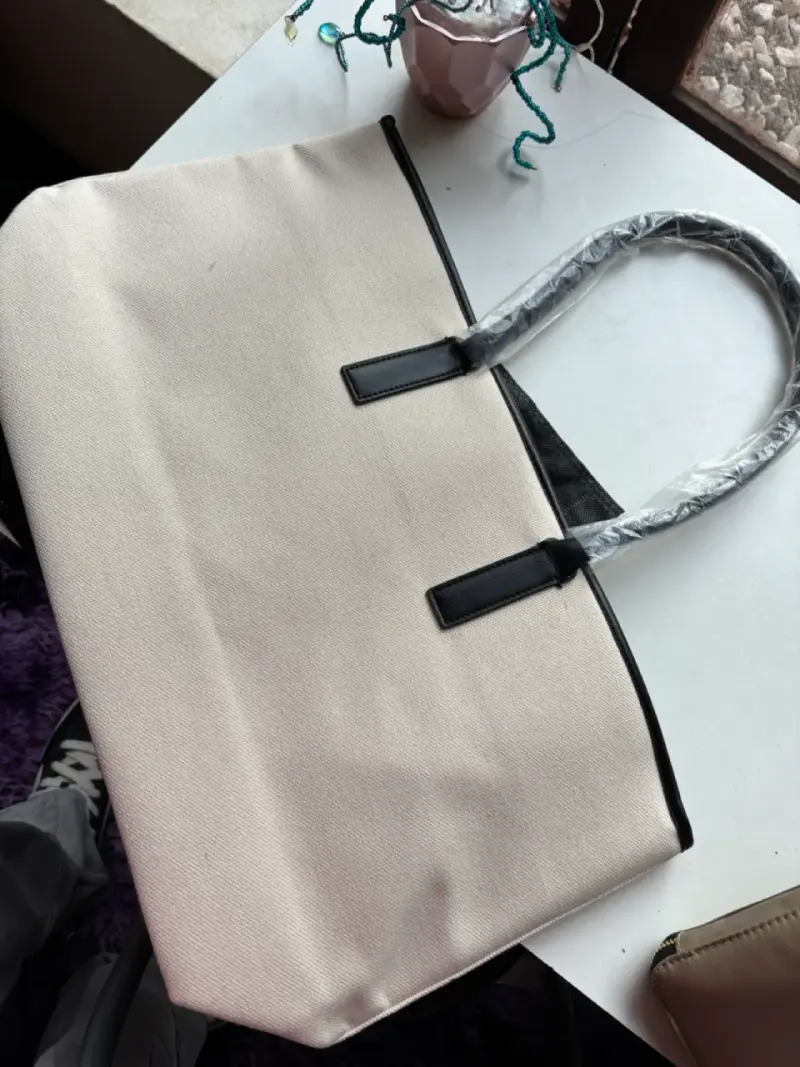 Bolso tote Michael Kors Parfums beige y negro - 2